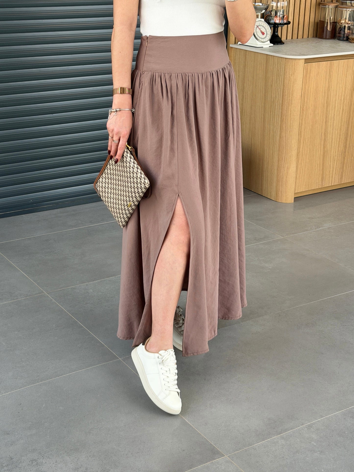 The High-Rise Flared Maxi Skirt -Mocha Color-
