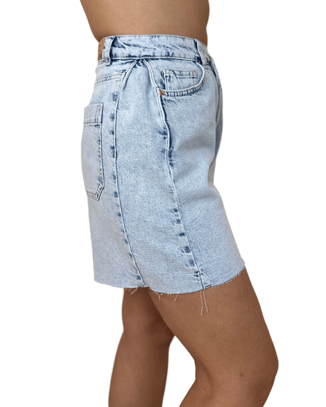 Raw-Hem Denim Shorts – Light Wash