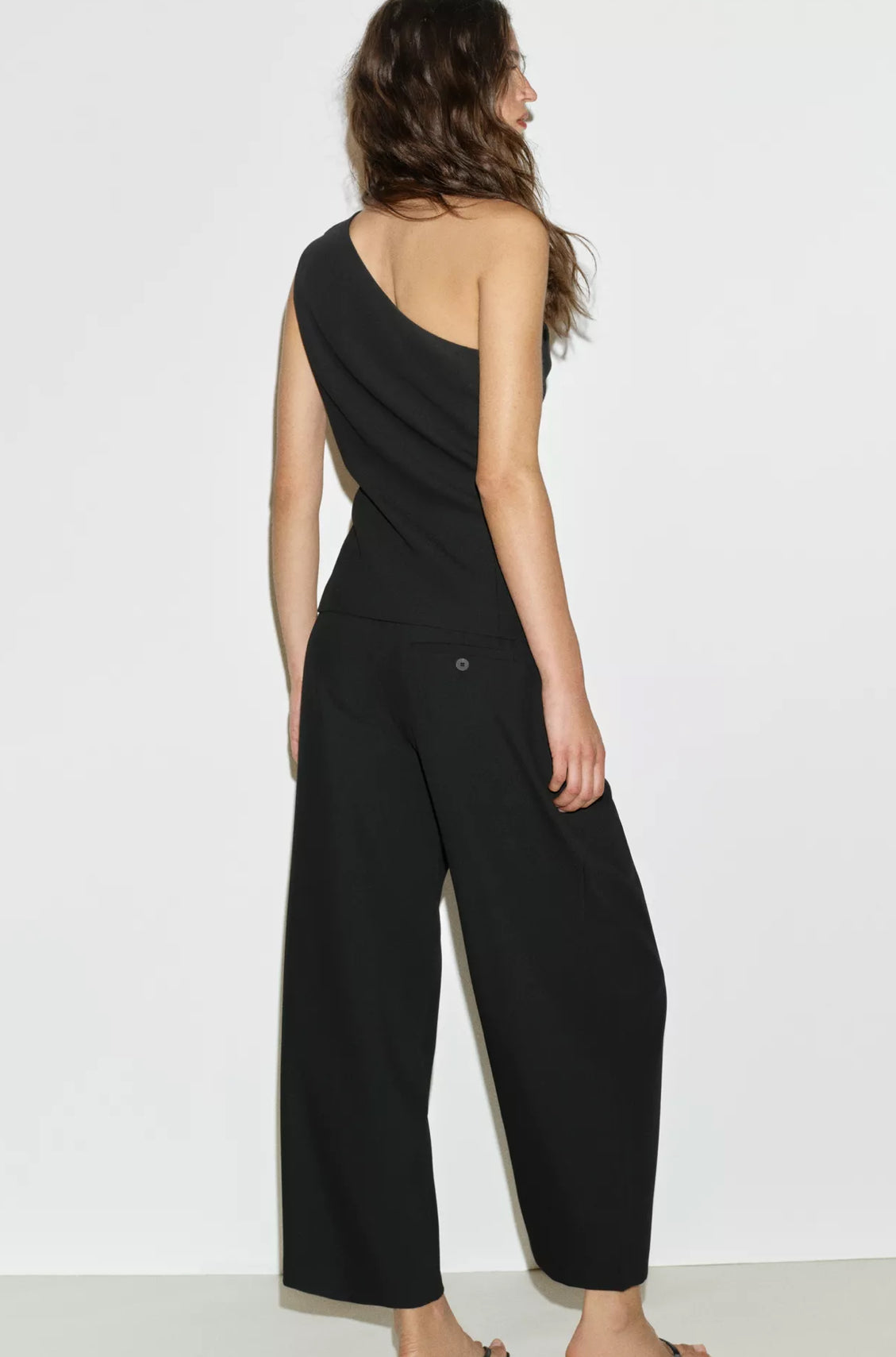The One-Shoulder Tailored Vest - Black Color