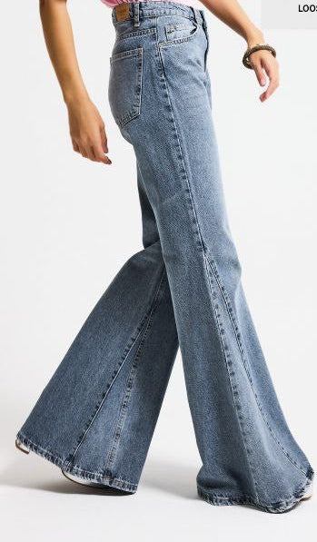 Elevate your everyday denim with our Loose Flare Jeans,