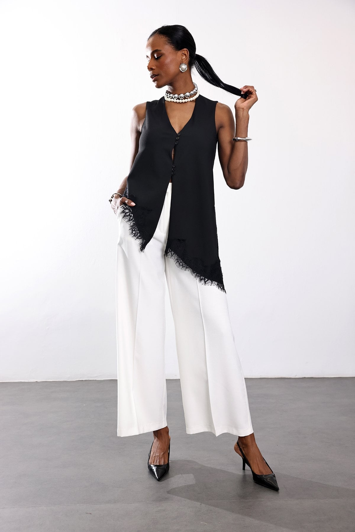 The Asymmetric Lace-Trimmed Vest -Black Color-