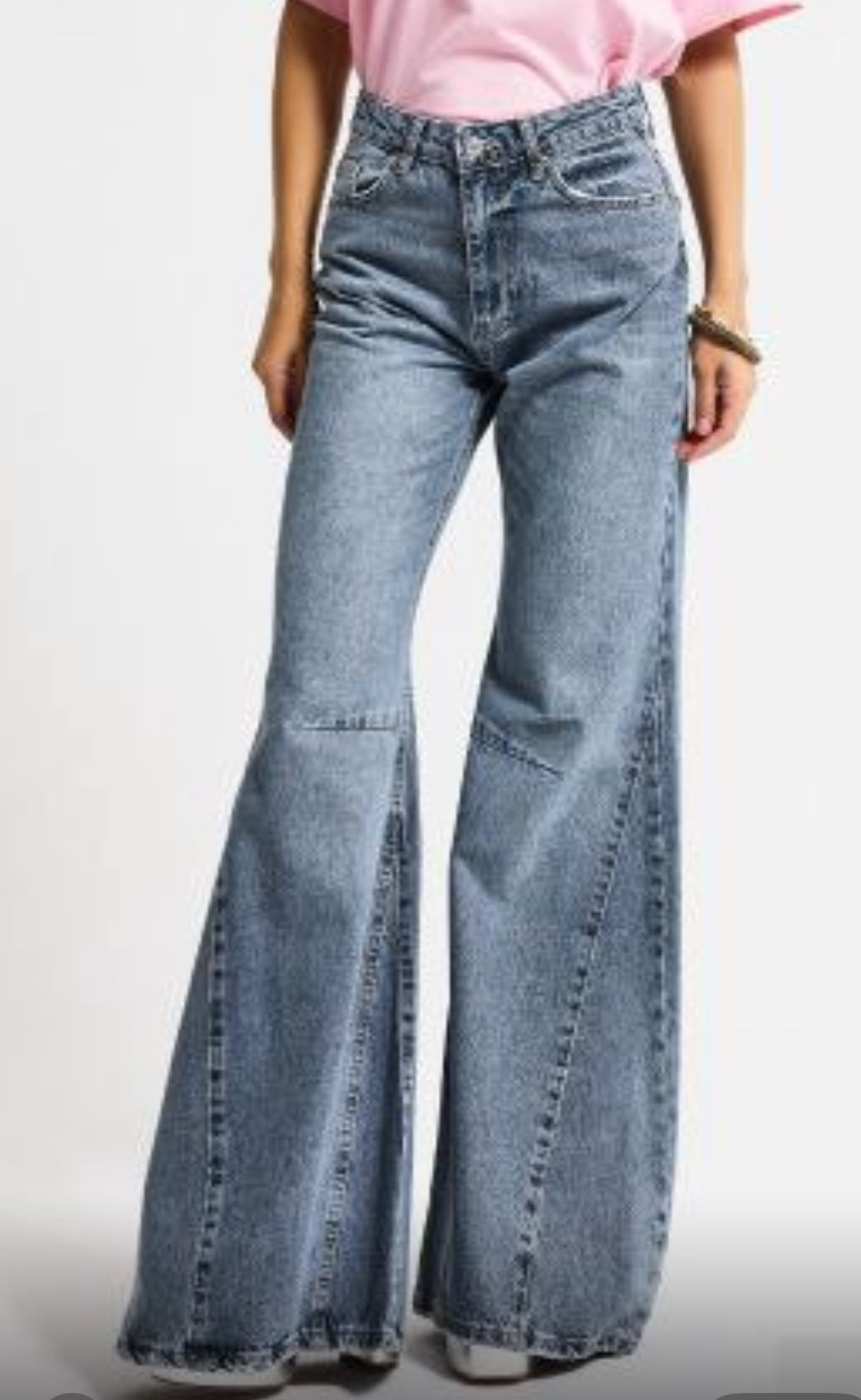 Elevate your everyday denim with our Loose Flare Jeans,