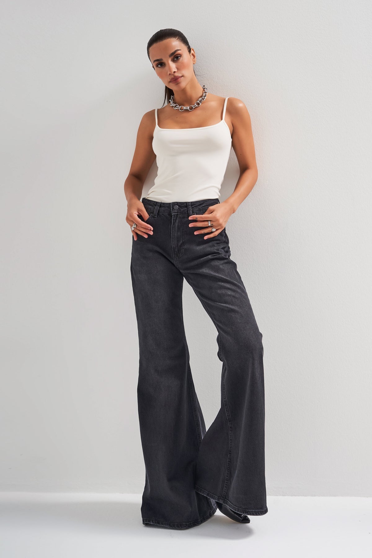 Flared Denim Jeans - Black Color - Mid waist