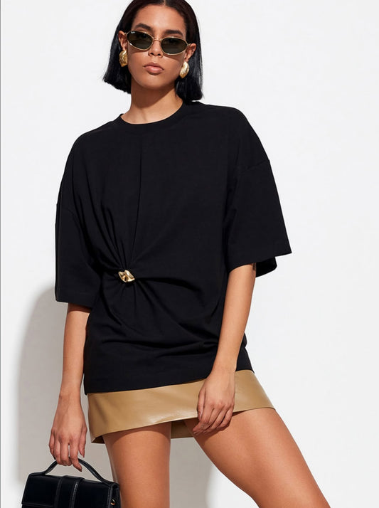 Found the secret to making a T-shirt look like luxury. ✨This cinch-waist detail does all the styling work for you.